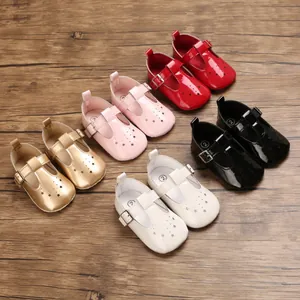Detaillierte Ansicht von Baby-Mädchen-Lauflernschuhen mit Sternenmuster in glänzenden Farben