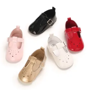 Detailansicht von Baby-Mädchen-Sandalen in fünf Farben mit Stern-Lochmuster-Design