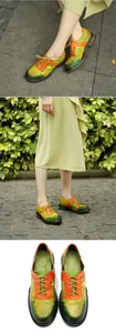 Nahaufnahme von Damen-Echtlederschuhen im Retro-Stil mit Blumendruck und Schnürung.
