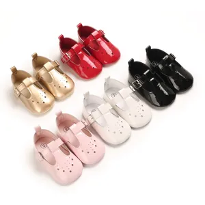 Kollektion von T-Steg-Sandalen für Babymädchen mit Stern-Lochmuster aus Lackleder