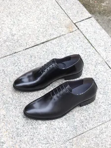 Vista en ángulo que muestra la textura suave y el diseño de cordones de zapatos de cuero