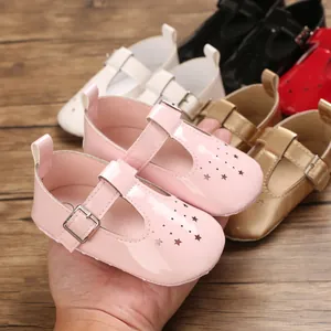 Detailansicht glänzende rosa Baby Mädchen Lauflernsandale mit Sternenausschnitten und T-Riemen