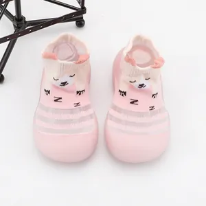 Vooraanzicht van roze ademende babysok-schoentjes met een schattig beerontwerp.