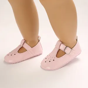 Detailansicht pinkfarbener Baby-Sandalen aus Lackleder mit sternförmigen Ausschnitten