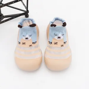 Detailweergave van ademende babyschoentjes met schattige cartoon dierpatronen en zachte zool.