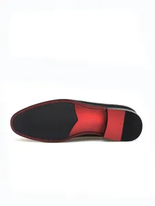 Vista detallada de la suela roja y negra de los zapatos Oxford para hombre
