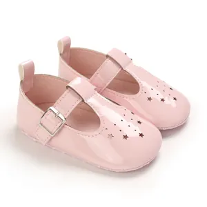 Detailansicht der rosa Lackleder-Babyschuhe Mary Jane mit niedlichen Sternenausschnitten