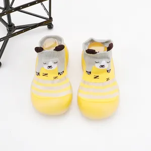 Gele cartoon babysok schoenen met ademend mesh en zachte rubberen zool voor peuters