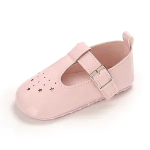 Detailansicht der rosa Lacklederschuhe für Babymädchen mit sternförmigen Perforationen