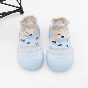 Detailopname van lichtblauwe babysok-schoenen met een schattig beerpatroon en zachte zool