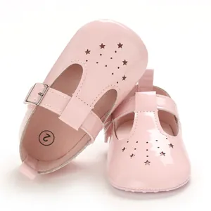 Detailansicht von rosa Lauflernschuhen für Mädchen mit Sternperforation und Lackfinish.