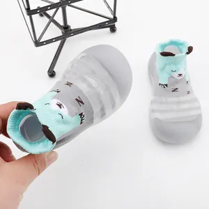 Detailopname van ademende mesh-sokken voor baby's met een zachte rubberen zool en design.