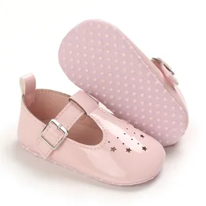 Nahaufnahme von rosa Baby Mädchen Schuhen mit Sternausschnitten und Anti-Rutsch-Sohle