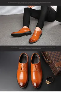 Oxfords élégantes en cuir marron à lacets présentées dans un cadre produit pro