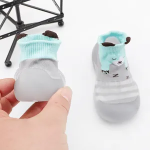 Detail van de ademende ijsszijde stof en het cartoonbeertje op deze baby-schoen-sokken