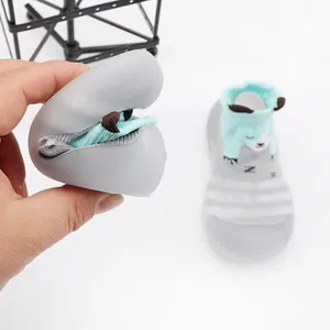Detailweergave van de ultraflexibele zachte rubberen zool van een cartoon babysokje