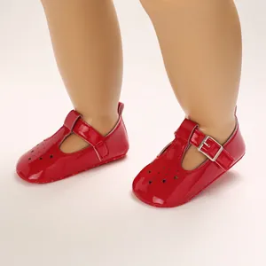 Detailansicht roter Baby-Lauflernschuhe aus Lackleder mit sternförmigen Ausschnitten