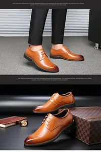 Vue détaillée de chaussures de ville en cuir marron gaufré avec lacets