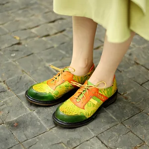 Vintage Oxford-Schuhe aus echtem Leder mit Blumenmuster und bunten Schnürsenkeln