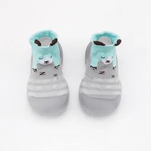 Close-up van ademende cartoon baby sok schoenen met zachte antislip rubberen zolen