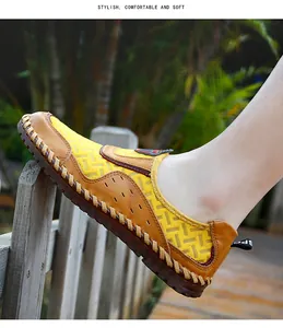 Détail des mocassins en maille jaune respirante avec garniture en cuir marron chic