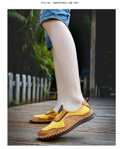 Photo lifestyle en extérieur montrant des mocassins respirants en maille jaune pour hommes