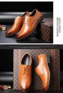 Gros plan sur des chaussures de ville marron pour hommes avec lacets et surpiqûres brogues.