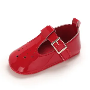 Detailansicht der roten Baby-Lacklederschuhe mit Sternenausschnitten und Schnalle