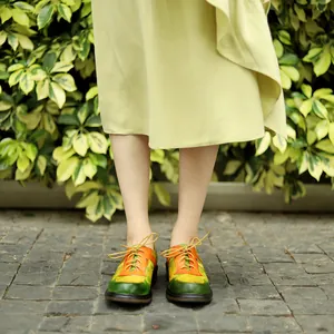 Klassische Echtleder-Oxfords für Damen mit buntem floralem Print und bequemem Blockabsatz
