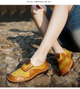 Gros plan de chaussures en maille respirante pour hommes, idéales pour les loisirs d'été
