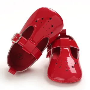 Detailansicht glänzender roter Lauflernschuhe für Mädchen mit dekorativen Sternenausschnitten.