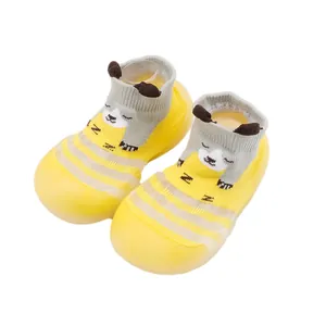 Gele ademende cartoon babysok schoenen met een zachte rubberen zool voor binnen.