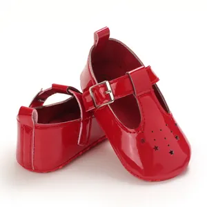 Nahaufnahme roter Lackleder-Lauflernschuhe für Babymädchen mit Stern-Lochmustern