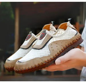 Gros plan détaillé de mocassins en maille respirante pour hommes avec semelle cousue