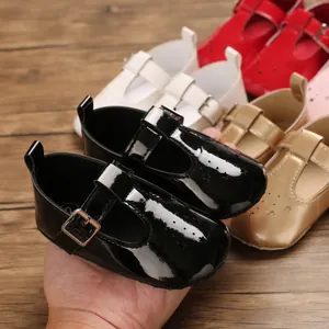 Detailansicht schwarzer Lackleder-Babyschuhe für Mädchen mit dekorativen Sternperforationen