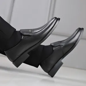 Dettaglio del profilo laterale di eleganti scarpe eleganti in pelle nera da uomo