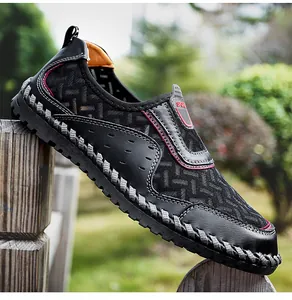 Vue détaillée des mocassins en mesh noir respirant pour hommes avec bord tissé