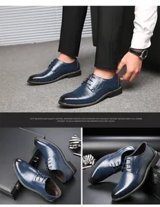Vue détaillée des chaussures richelieu en cuir embossé bleu marine avec détails brogues