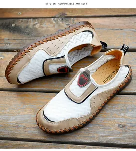 Détail de mocassins d'été respirants pour hommes en maille blanche et cuir beige