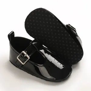 Detailansicht der schwarzen Lackleder-Babyschuhe mit rutschfester weicher Sohle