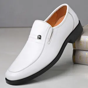 Mocassini da uomo in pelle bianca con design slip-on per ufficio e tempo libero