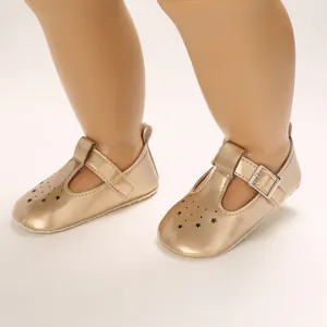 Detailansicht der goldmetallic Baby-Sandalen mit Stern-Ausschnitten und T-Riemen.