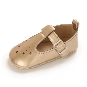 Glänzende goldene Mary Jane Lauflernschuhe für Babymädchen mit Stern-Ausschnitten.