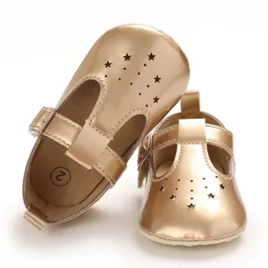 Glänzende goldene Metallic-Sandalen für Babymädchen mit Sternenausschnitten und T-Riemen.