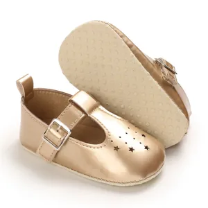 Detailansicht goldener Lauflernschuhe für Mädchen mit Sternenausschnitten und weicher Sohle.