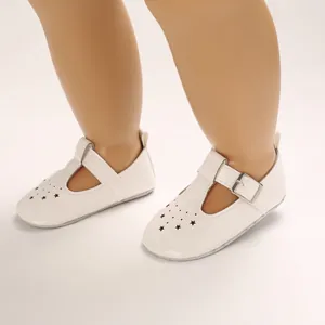 Nahaufnahme weißer Babysandalen mit Sternenmuster und klassischem T-Steg-Design