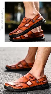 Nahaufnahme von braunen Herren-Ledersandalen mit handgenähten Details und Pferdelogo.