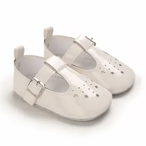 Detailansicht weißer Babylernschuhe mit Sternen-Hohlmuster und elegantem T-Riemen