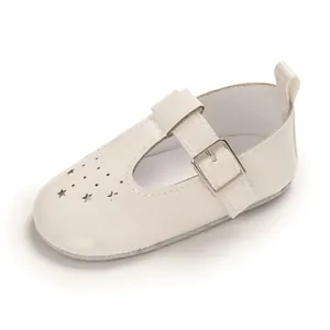 Weiße Baby-Mädchen T-Steg-Lauflernschuhe mit Stern-Ausschnitten und Glanz-Finish