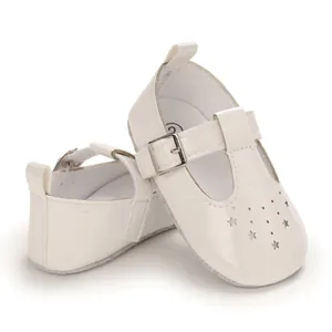 Nahaufnahme von weißen Lackleder-Lauflernschuhen für Mädchen mit Stern-Lochungen